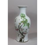 Vase, China, Porzellan, 19. Jh., Famille Rose, Vögeln und floralen Motiven, H.: 44,5 cm, B.: 22 cm.