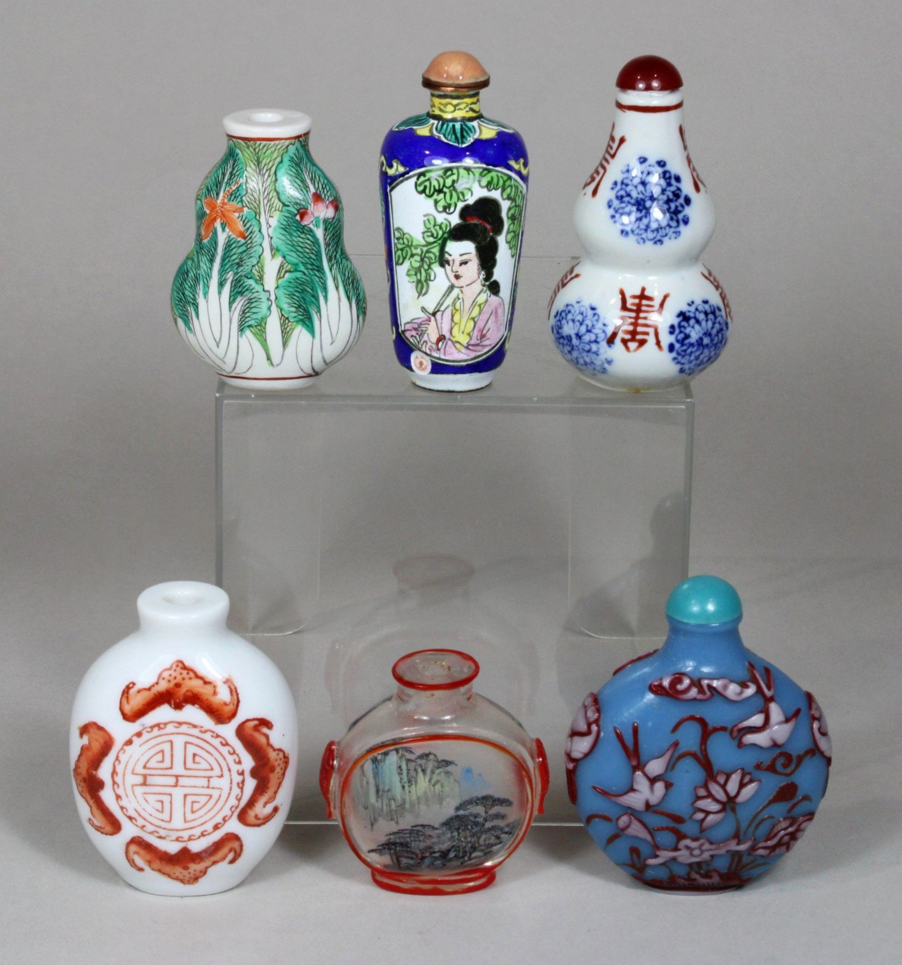 Sechs Snuff Bottles, China, Porzellan, Glas und Email auf Kupfer, handbemalt, chinesische Motive, e - Bild 2 aus 3