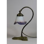 Tischlampe, Jugendstil, Frankreich, 19. Jh., Messing, mit Glashaube, signiert Mansau, H.: 31,5 cm.