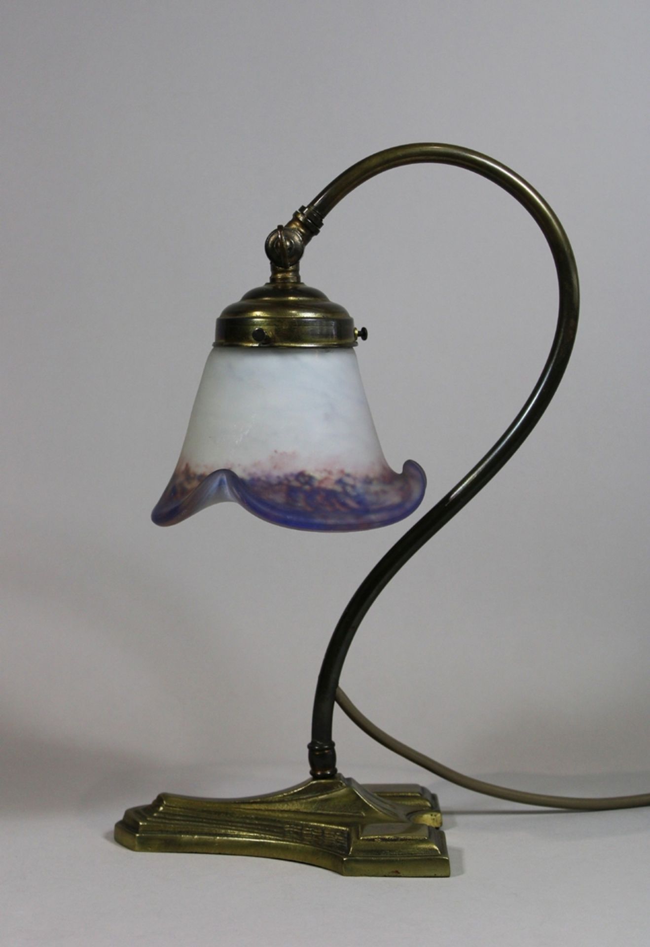 Tischlampe, Jugendstil, Frankreich, 19. Jh., Messing, mit Glashaube, signiert Mansau, H.: 31,5 cm.