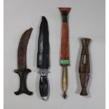 Vier Messer mit Scheiden, Afrika, wohl 19. Jh., Klingenlängen: 15, 18, 20,5, 22cm, Gesamtlängen: 25