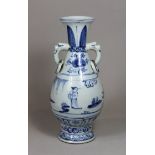 Hu Vase, China, Porzellan, ohne Marke, blau-weiß Unterglasur, figürliche Szenen. H.: 26,5 cm. Alter