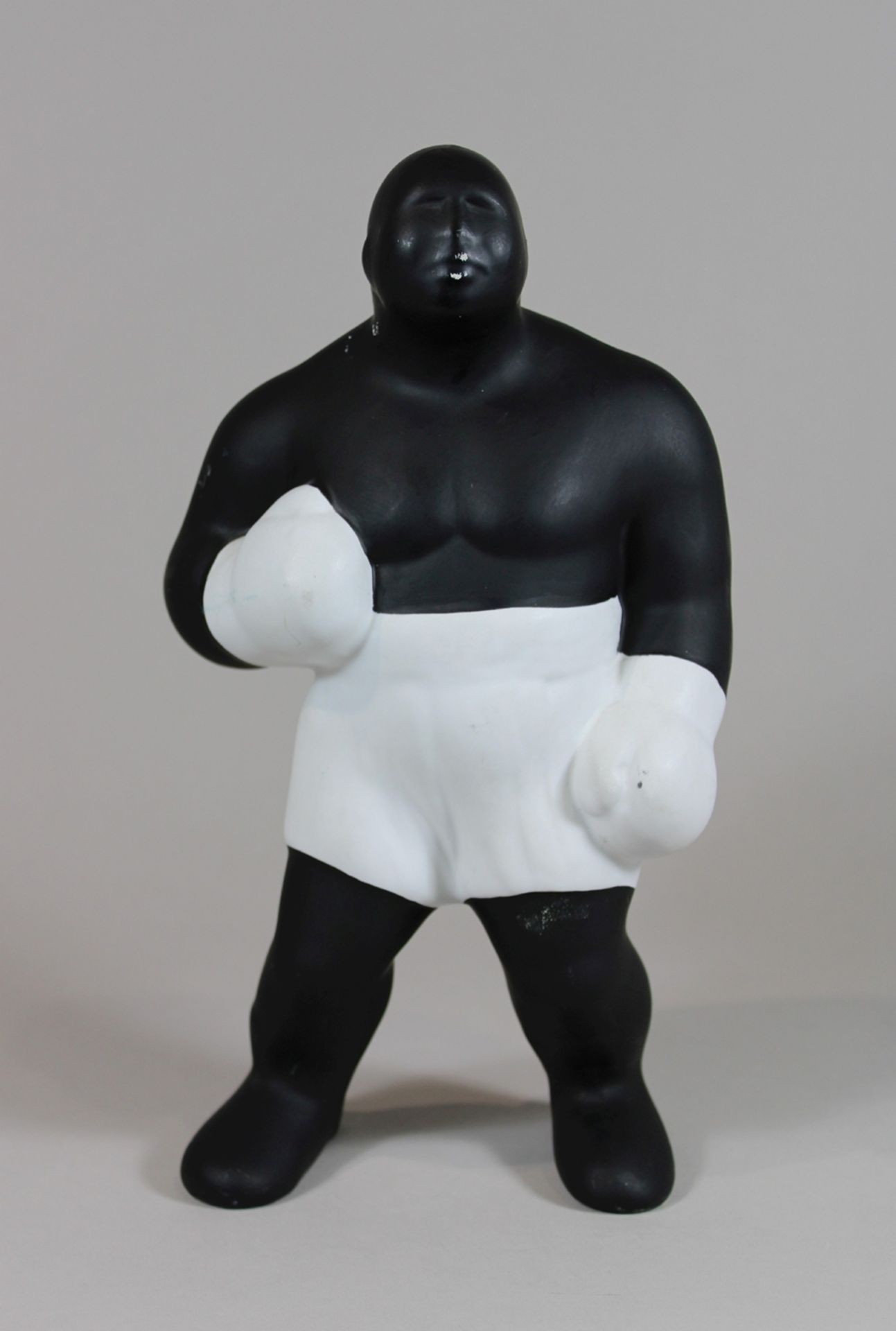 Boxer, Keramikfigur, unten signiert (e), H.: 25 cm, B.: 15 cm. Guter, altersbedingter Zustand, Farb