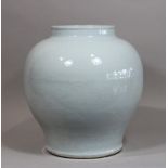 Seladon Vase, China, Porzellan, blaue Jiajing Sechszeichen-Siegelmarke, Drachendekor, H.: 35 cm. Gu