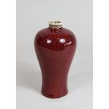 Kleine Meiping Vase, China, Porzellan, Ochsenblutrot glasiert, ohne Marke, H.:13,2 cm. Altersgemäße
