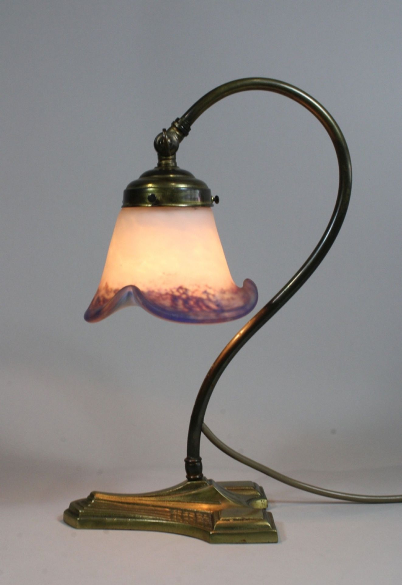 Tischlampe, Jugendstil, Frankreich, 19. Jh., Messing, mit Glashaube, signiert Mansau, H.: 31,5 cm. - Image 2 of 2