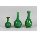 Drei Vasen, China, Porzellan, grün glasiert mit Krakelee, diverse Formen und Größen, ohne Marke. H.