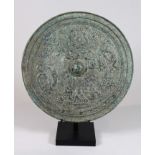 Bronze-Spiegel, China, figürliche Szene, Oberfläche mit Patina, Dm.: 22,3 cm. Guter, altersbedingte