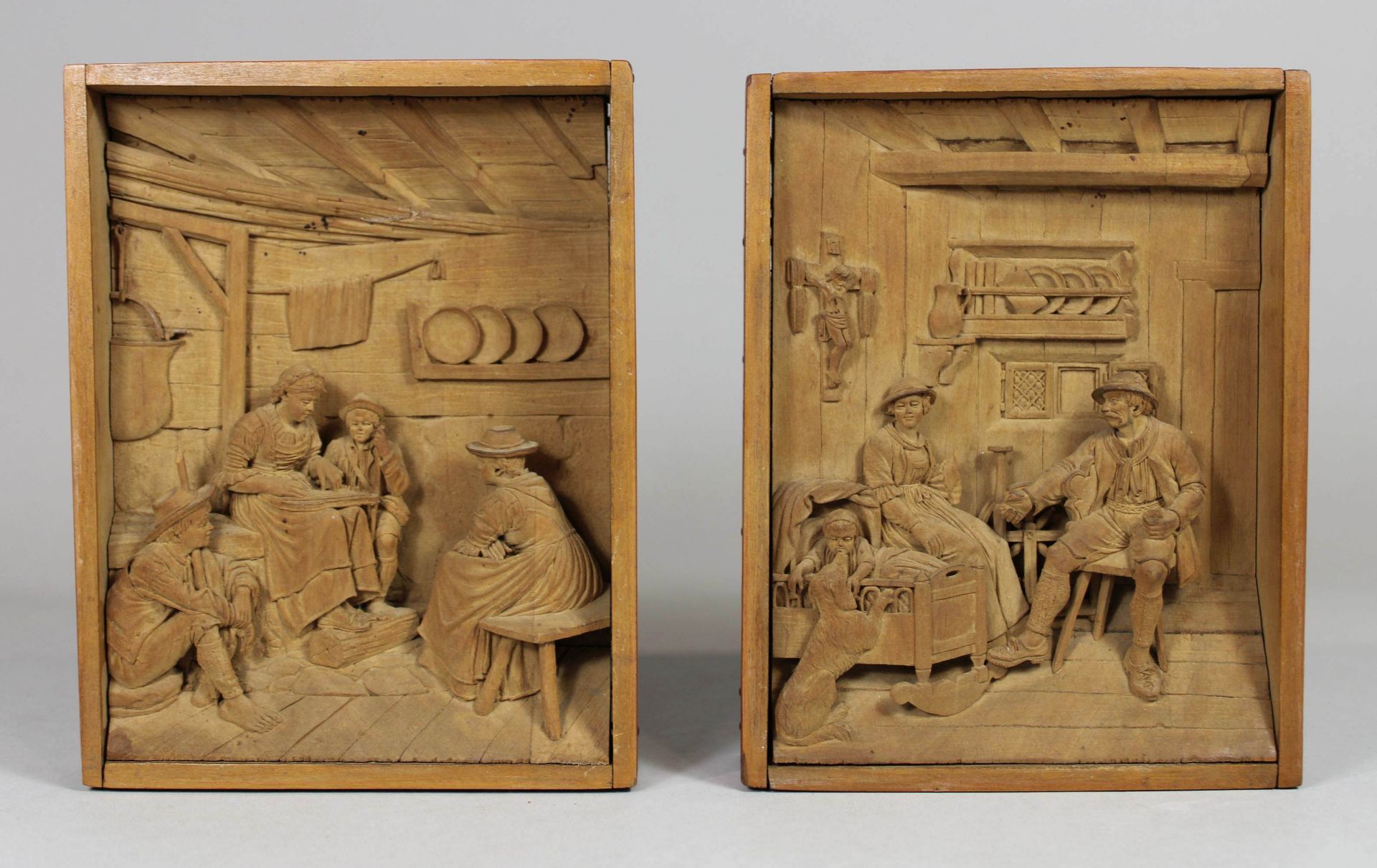 Paar Reliefschnitzereien, Holz, figürlichen Szenen, Maße: 12 x 15,5 cm. Altersgemäß guter Zustand,