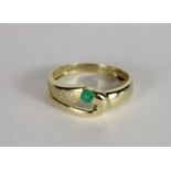 Damenring mit Smaragd und 3 Brillanten, 585er Gold, Ringgröße: 53, Gewicht: 2,6 g. Guter Zustand.