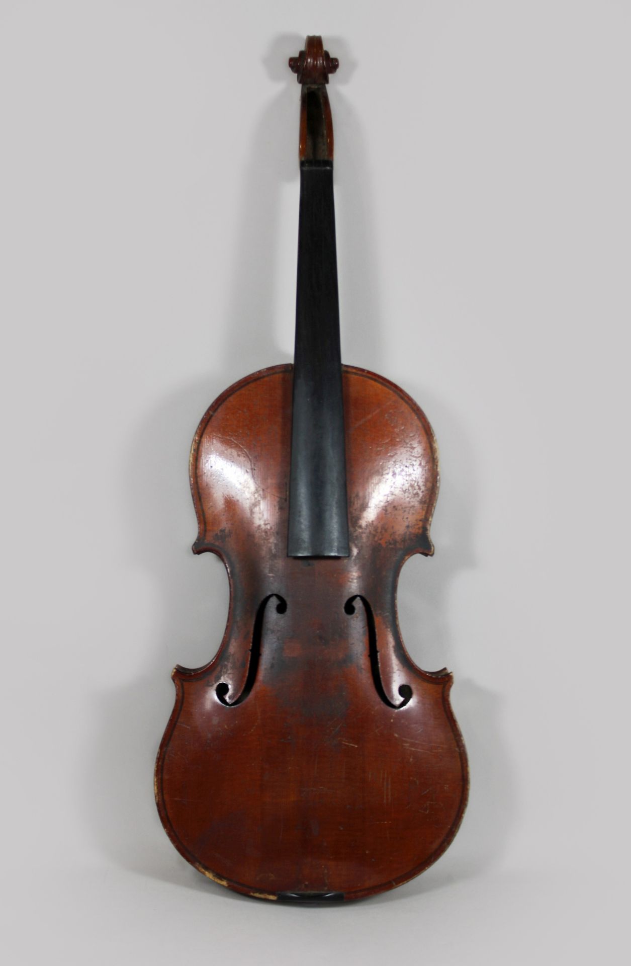 Violine, 19. Jh., Deutschland, L.: 58 cm. Altersgemäßer Zustand, Gebrauchs- und Reibespuren.