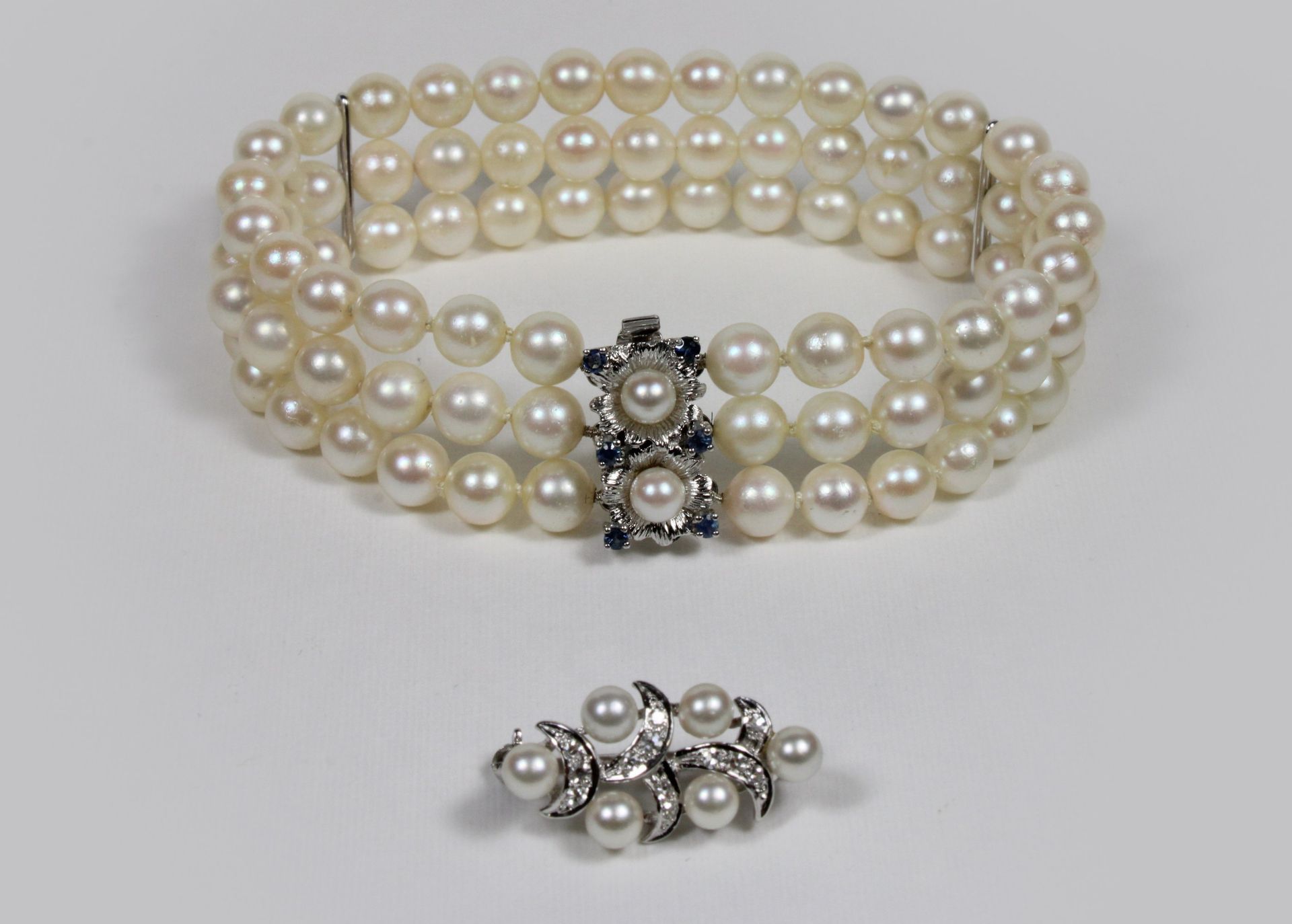 Armband und Brosche mit Perlen, 585er Weißgold, Armband: 6 Saphiren je ca. 0,02 ct, Gesamtlänge mit