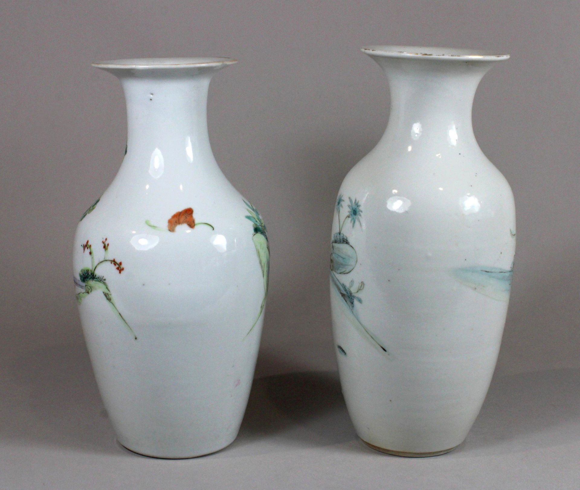Paar Vasen, China, Porzellan, eine mit roten Tongzhi-Marke und Lack-Siegel, eine mit rote vierzeich - Bild 2 aus 4