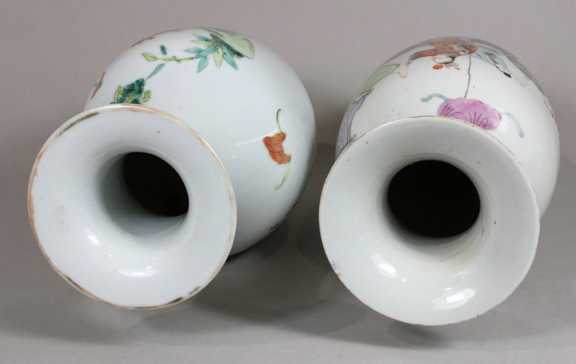 Paar Vasen, China, Porzellan, eine mit roten Tongzhi-Marke und Lack-Siegel, eine mit rote vierzeich - Bild 3 aus 4