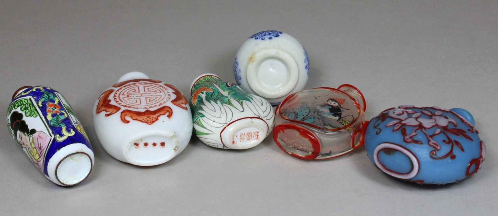 Sechs Snuff Bottles, China, Porzellan, Glas und Email auf Kupfer, handbemalt, chinesische Motive, e - Bild 3 aus 3