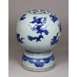 Pinselbecher, China, Porzellan, ohne Marke, blau-weiße Unterglasur. H.: 22,5 cm. Guter, altersbedin