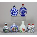 Sechs Snuff Bottles, China, Porzellan, Glas, Email auf Kupfer, handbemalt, chinesische Motive, zwei