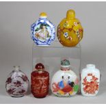 Sechs Snuff Bottles, China, Porzellan, Glas, handbemalt, chinesische Motive, zwei Flaschen geschnit
