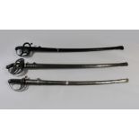 Drei Schwerter mit Scheiden, diverse Herkunft, Klingenlänge: 86,5, 87, 89,5 , cm, Gesamtlänge:102,