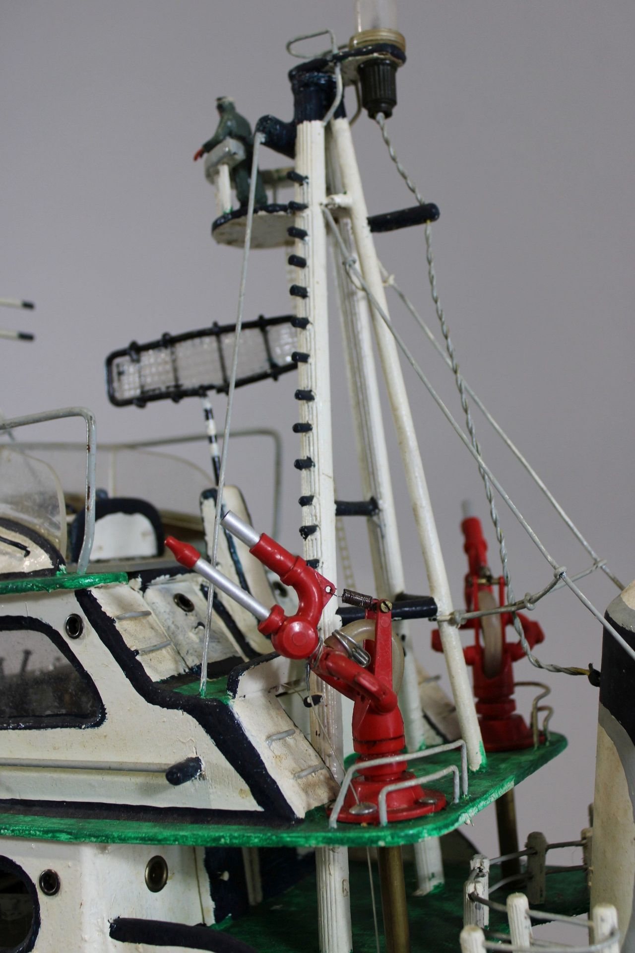 Modellschiff, Feuerwehrschiff, Holz, polychrom bemalt, Elektromotor, Maße: H.: 71 cm, L.: 139 cm. G - Image 3 of 3
