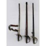 Drei Schwerter, diverse Herkunft eine davon England und Deutschland, Klingenlängen: 78, 82, 84 cm,