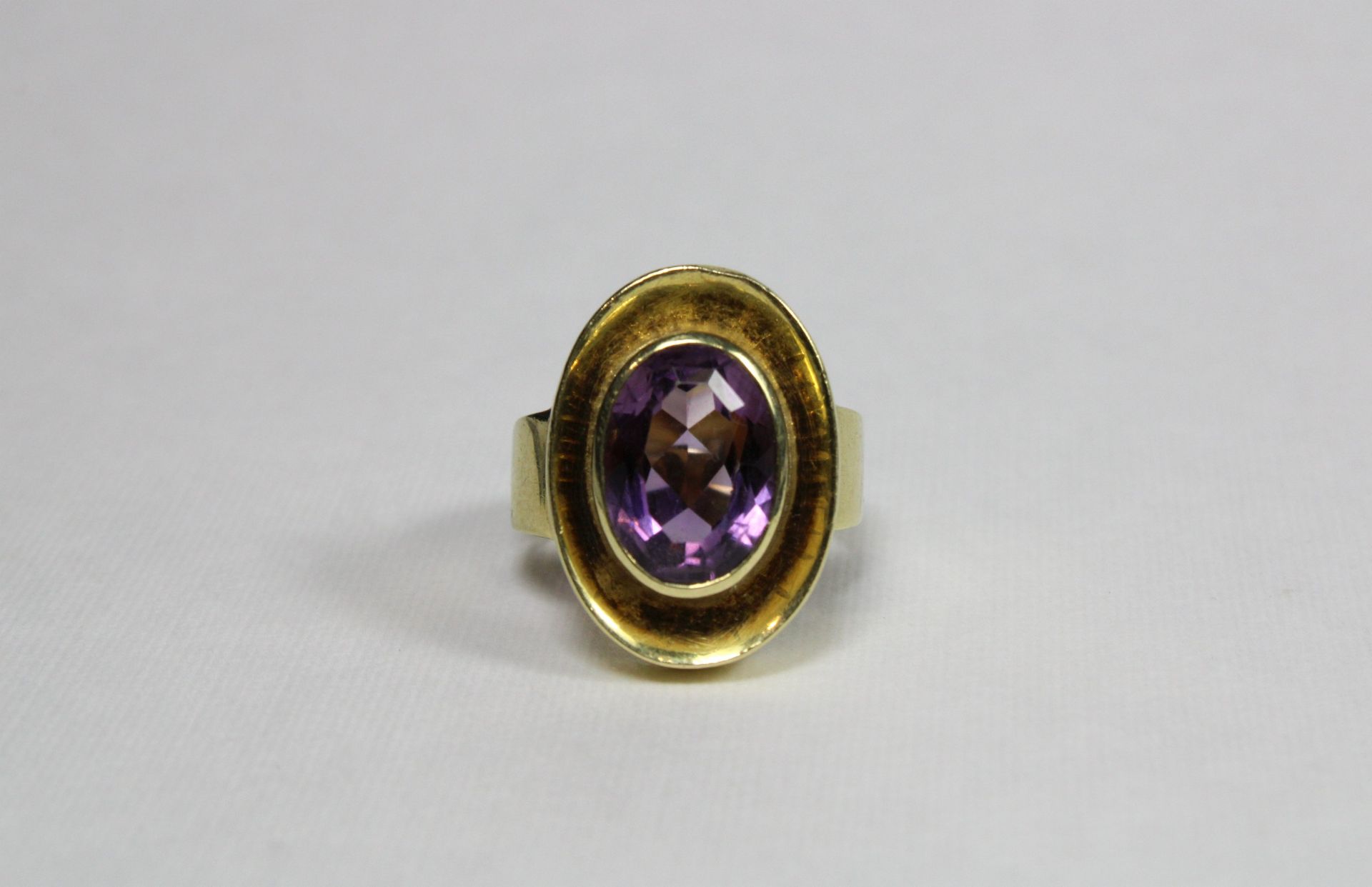 Ring mit Amethyst, 585er Gold, ca. 2 ct., Ringgröße: ca. 16,5, Gesamtgewicht: ca. 8 g. Guter, alter - Bild 2 aus 3