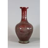 Vase, China, Porzellan, 19. Jh., ohne Marke, Ochsenblut-Glasur, Maße: H.: 36,4 cm. Guter, altersbed