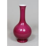 Tianqiuping Vase, China, Porzellan, wohl Qianlong Marke, rosa Glasur. H.: 16,2 cm. Guter, altersbed