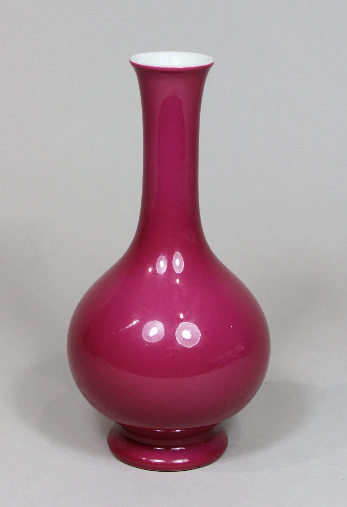 Tianqiuping Vase, China, Porzellan, wohl Qianlong Marke, rosa Glasur. H.: 16,2 cm. Guter, altersbed