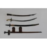 Ein Schwert, zwei Säbel und eine Schaschka, diverse Herkunft, Klingenlänge: 80, 68, 75 und 68 cm, G