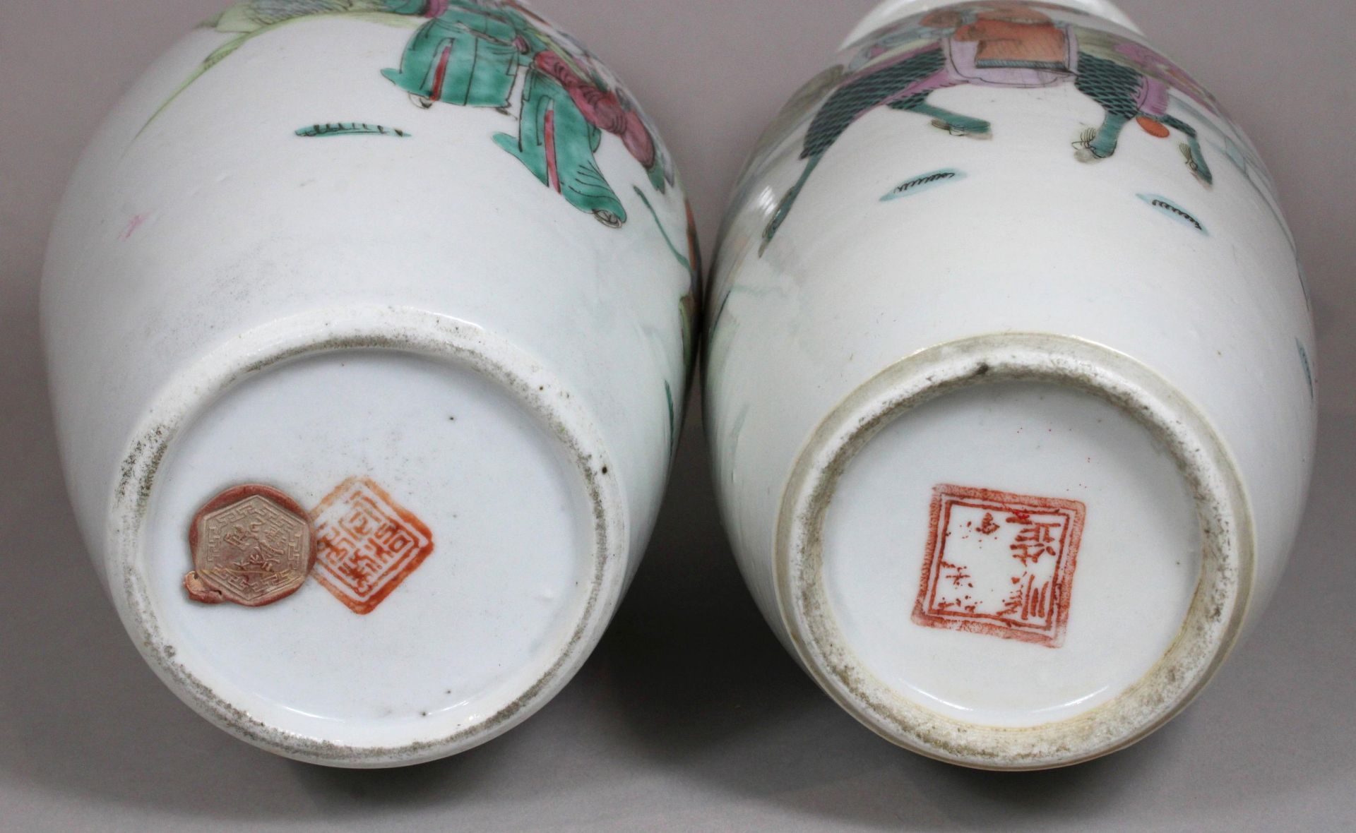 Paar Vasen, China, Porzellan, eine mit roten Tongzhi-Marke und Lack-Siegel, eine mit rote vierzeich - Bild 4 aus 4