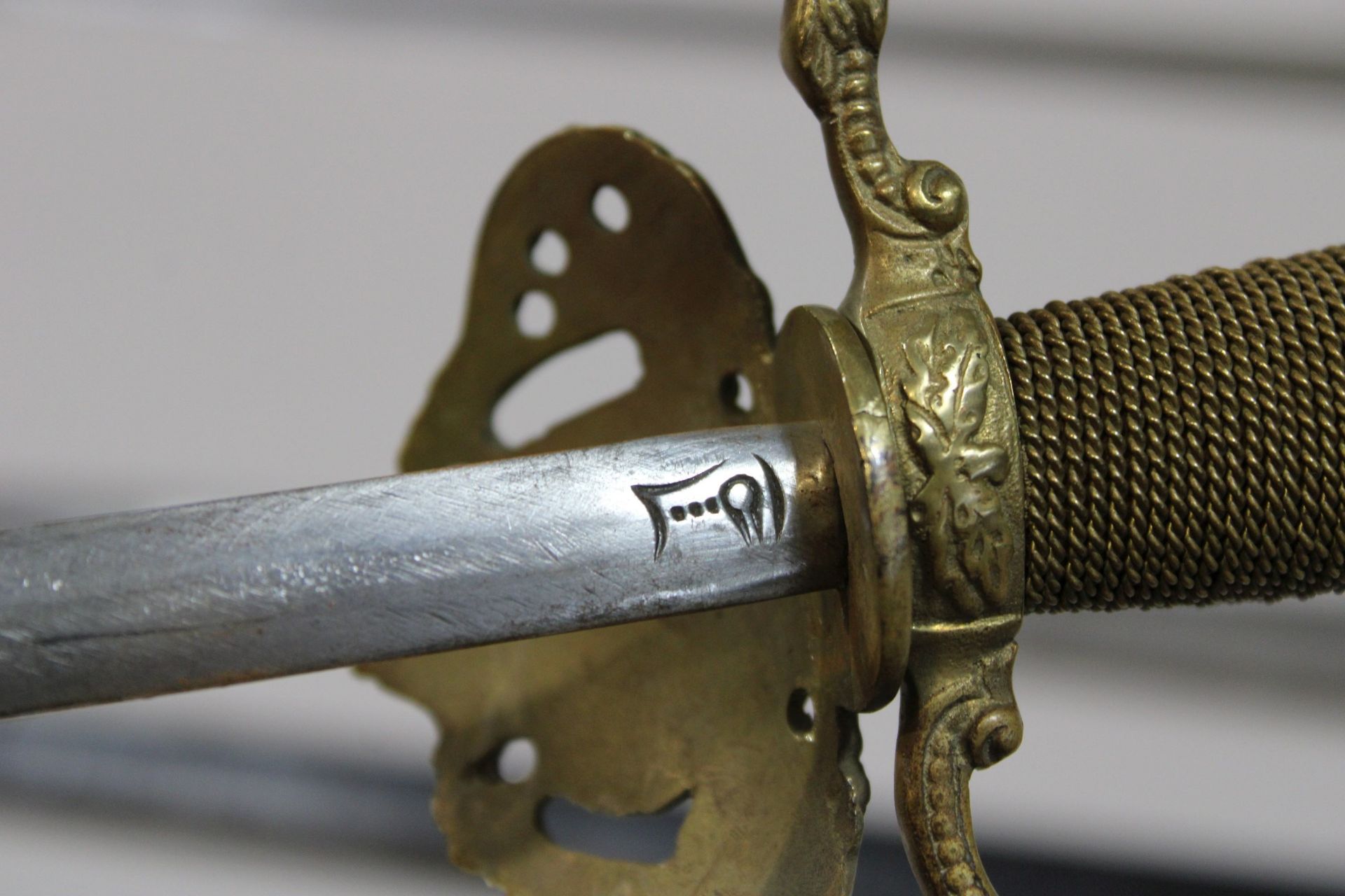 Drei Schwerter, diverse Herkunft, zwei mit Scheiden, Klingenlänge: 70, 73, 83 cm, Gesamtlänge: 92,5 - Image 3 of 3