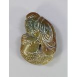 Figur, China, grüne Jade, Fu-Lu-Shou (Bau-Jian, Gia-Hua), Darstellung: ein Fischer mit einem Fisch,