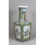 Vase, China, Porzellan, Qianlong Marke, Famille Rose, figürliche Szenen, H.: 29,5 cm. Altersbedingt