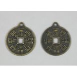 Zwei kleine J-Ging Münzen, China, beidseitig reich mit Schriftzeichen verziert, Dm.: 2,4 cm. Guter,