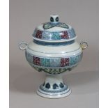 Vase mit Deckel, China, Porzellan, Qianlong Marke, polychrom bemalt, Rankendekor, H.: 19,5 cm. Alte