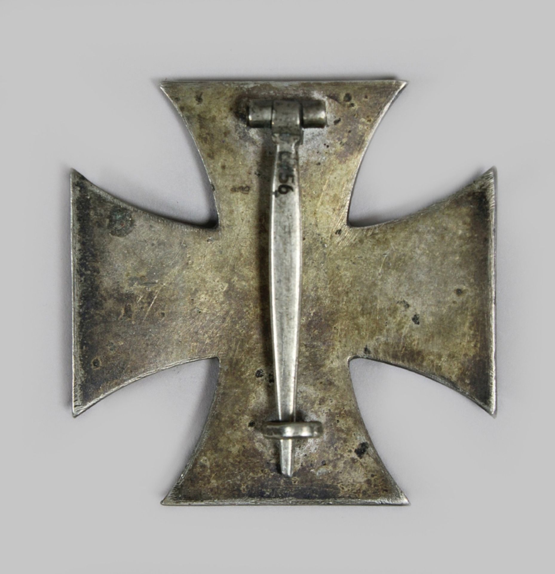 Eisernes Kreuz 1939 1. Klasse, gekennzeichnete Anstecknadel mit Hersteller L/56 - für die Firma Fun - Image 2 of 2