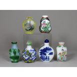 Sechs Snuff Bottles, China, Porzellan, Glas, handbemalt, chinesische Motive, zwei Flaschen geschnit