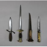 Drei Messer und ein Dolch, diverse Herkunft, Horngriff, Klingenlänge: 14,5, 15,5, 17,5, 26,5 cm, Ge