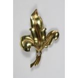 Brosche Fleur de Lys, wohl 585er Gold, L.: ca. 6,5 cm, Gesamtgewicht: ca. 14,42 g. Guter, altersbed