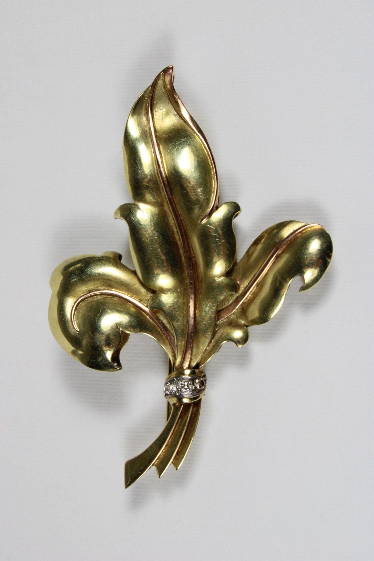 Brosche Fleur de Lys, wohl 585er Gold, L.: ca. 6,5 cm, Gesamtgewicht: ca. 14,42 g. Guter, altersbed