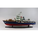 Modellschiff, Feuerwehrschiff, Holz, polychrom bemalt, Elektromotor, Maße: H.: 71 cm, L.: 139 cm. G