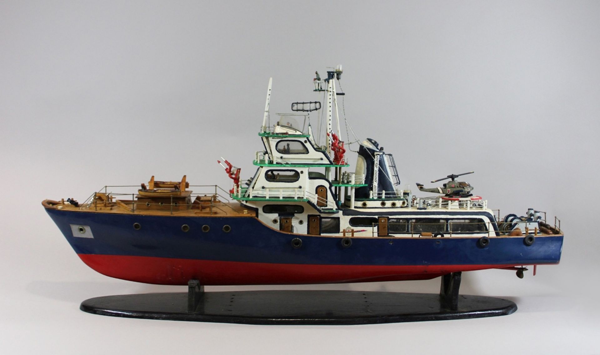 Modellschiff, Feuerwehrschiff, Holz, polychrom bemalt, Elektromotor, Maße: H.: 71 cm, L.: 139 cm. G