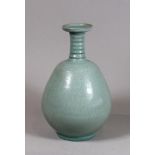 Seladon Vase, China, Marke am Boden. H.: 24,5 cm. Guter altersbedingter Zustand, Chips am Hals, Kra