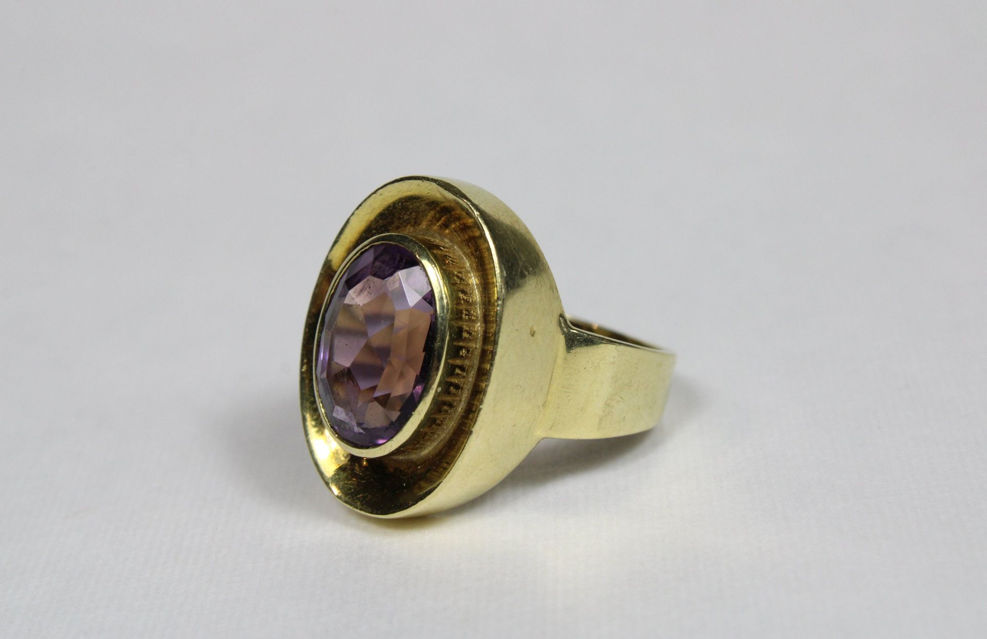 Ring mit Amethyst, 585er Gold, ca. 2 ct., Ringgröße: ca. 16,5, Gesamtgewicht: ca. 8 g. Guter, alter