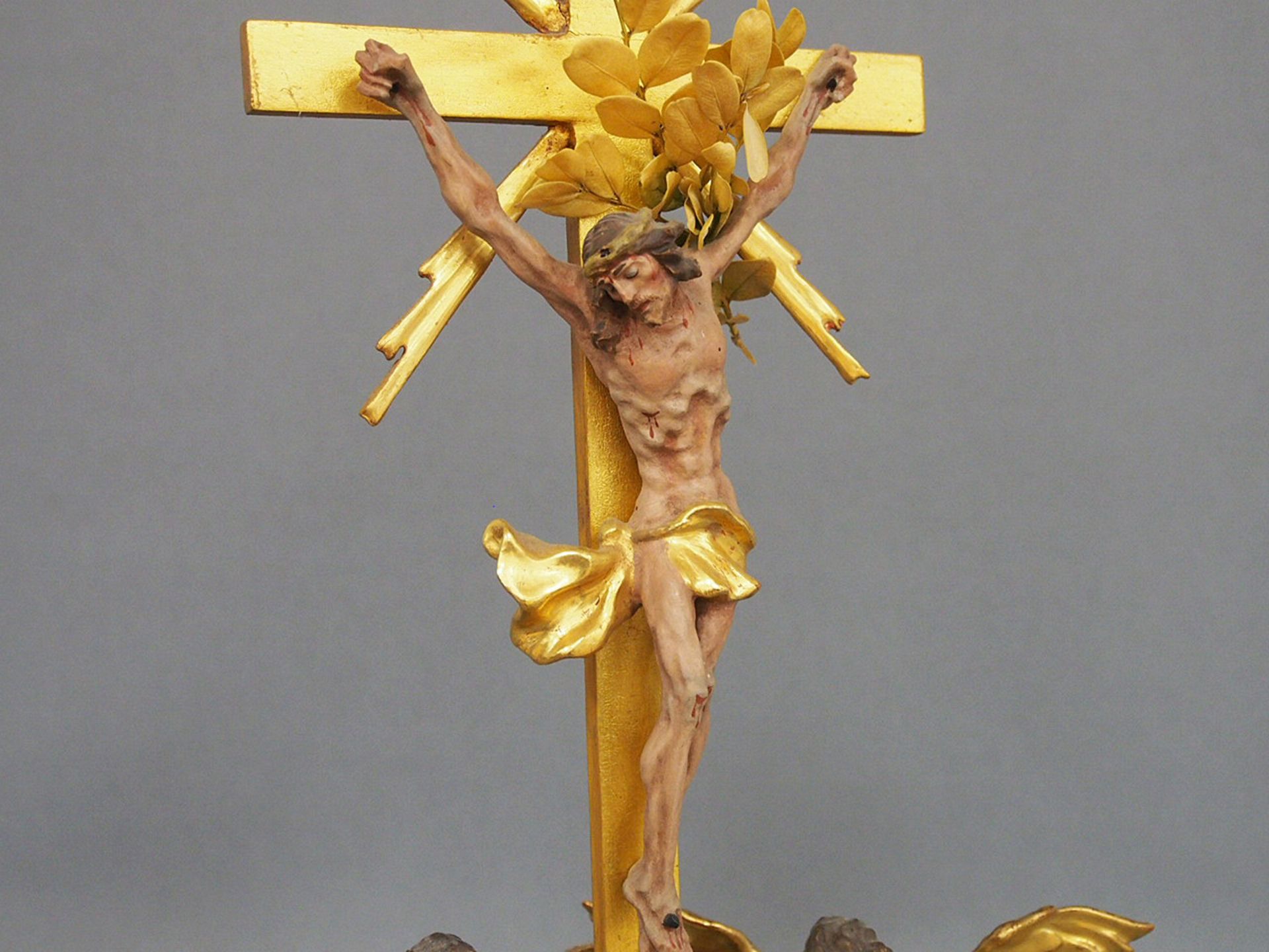Gekreuzigter Christus mit trauernden Engeln in einem Schrein - Image 3 of 4