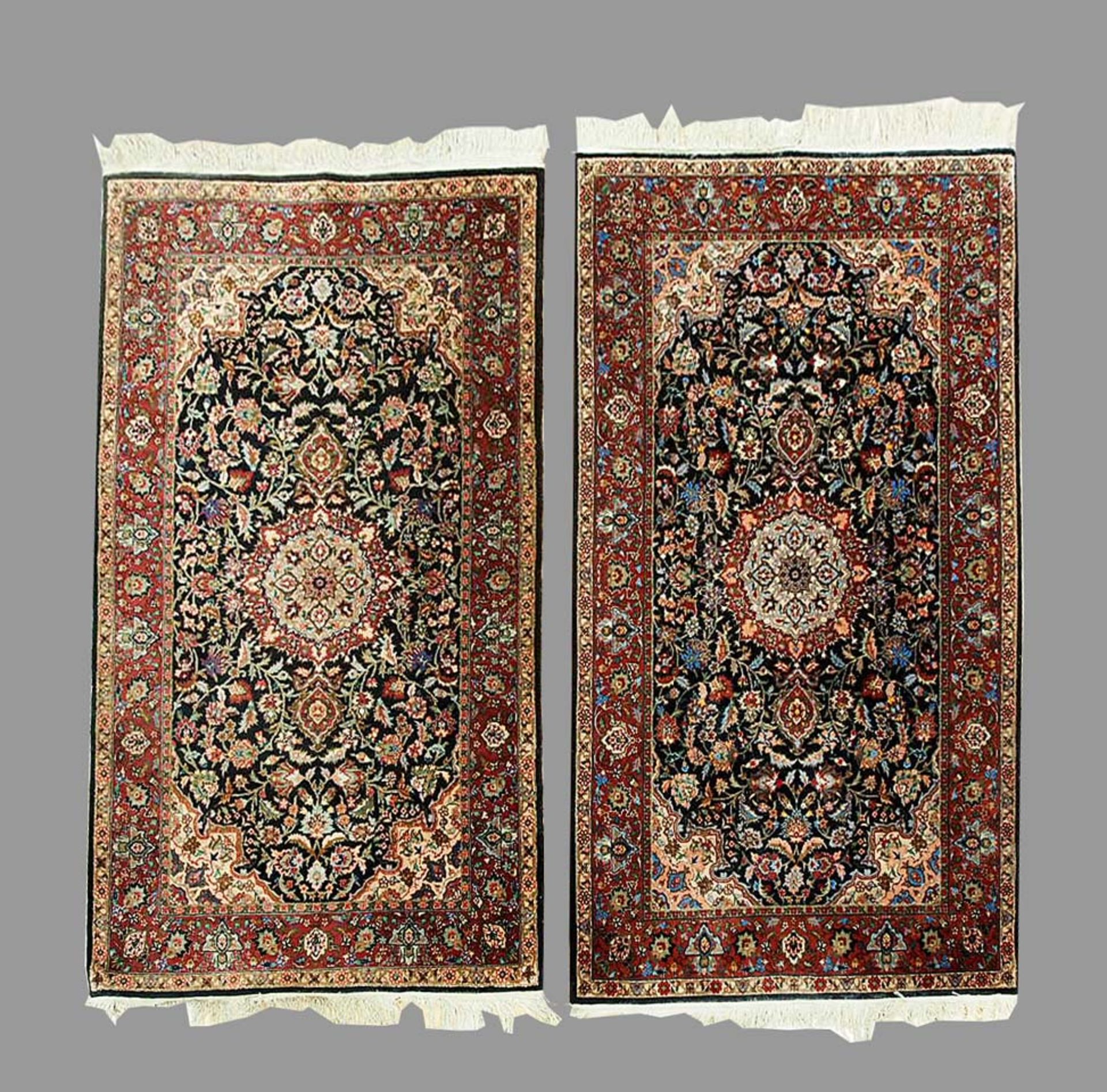 Paar Täbriz, Wolle und Seide, 156 x 94 bzw. 154 x 96 cm, Zustand B/C