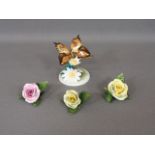 Drei Tischrosen /Schmetterling auf Baumstumpf mit Blumen