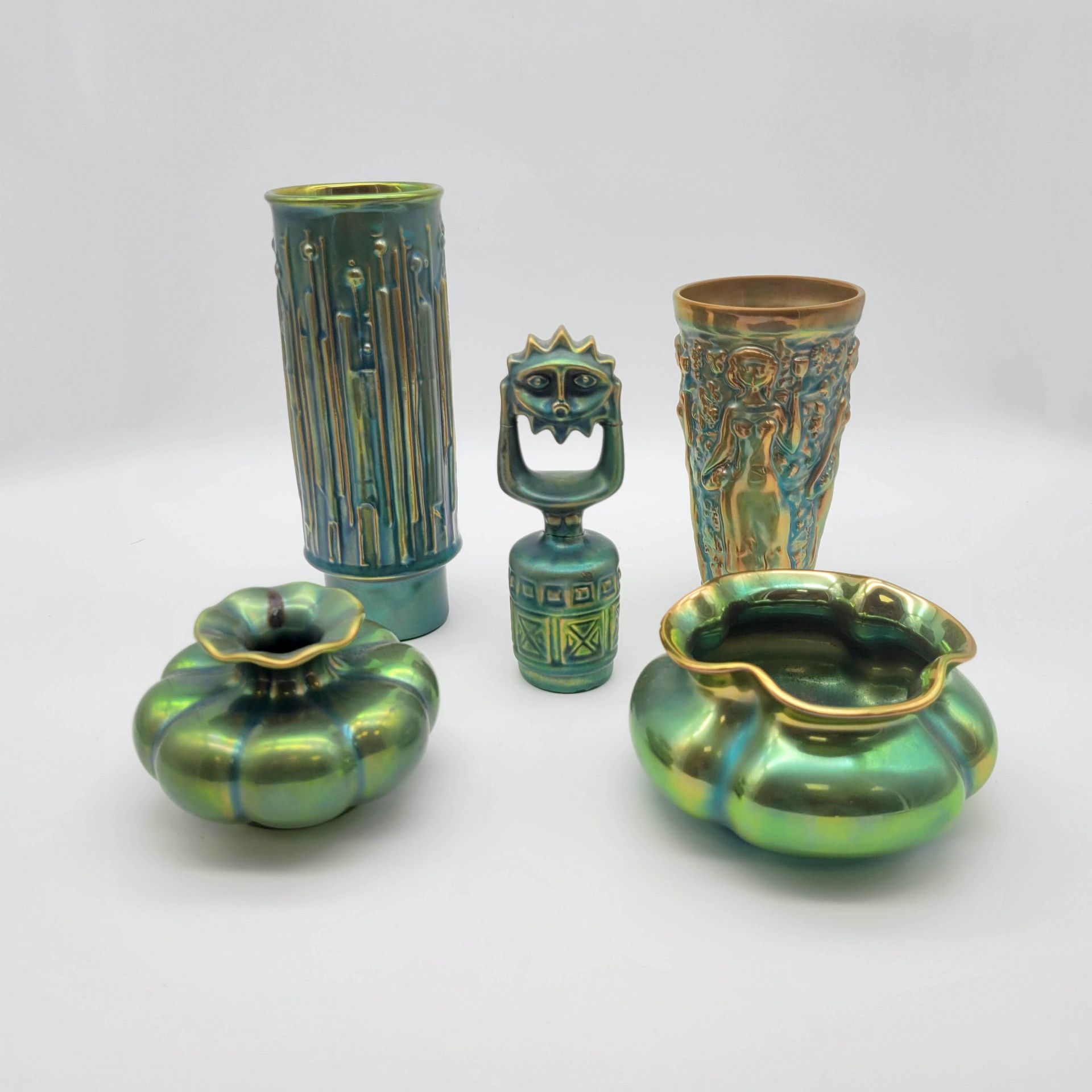 Vier Vasen und eine Figur