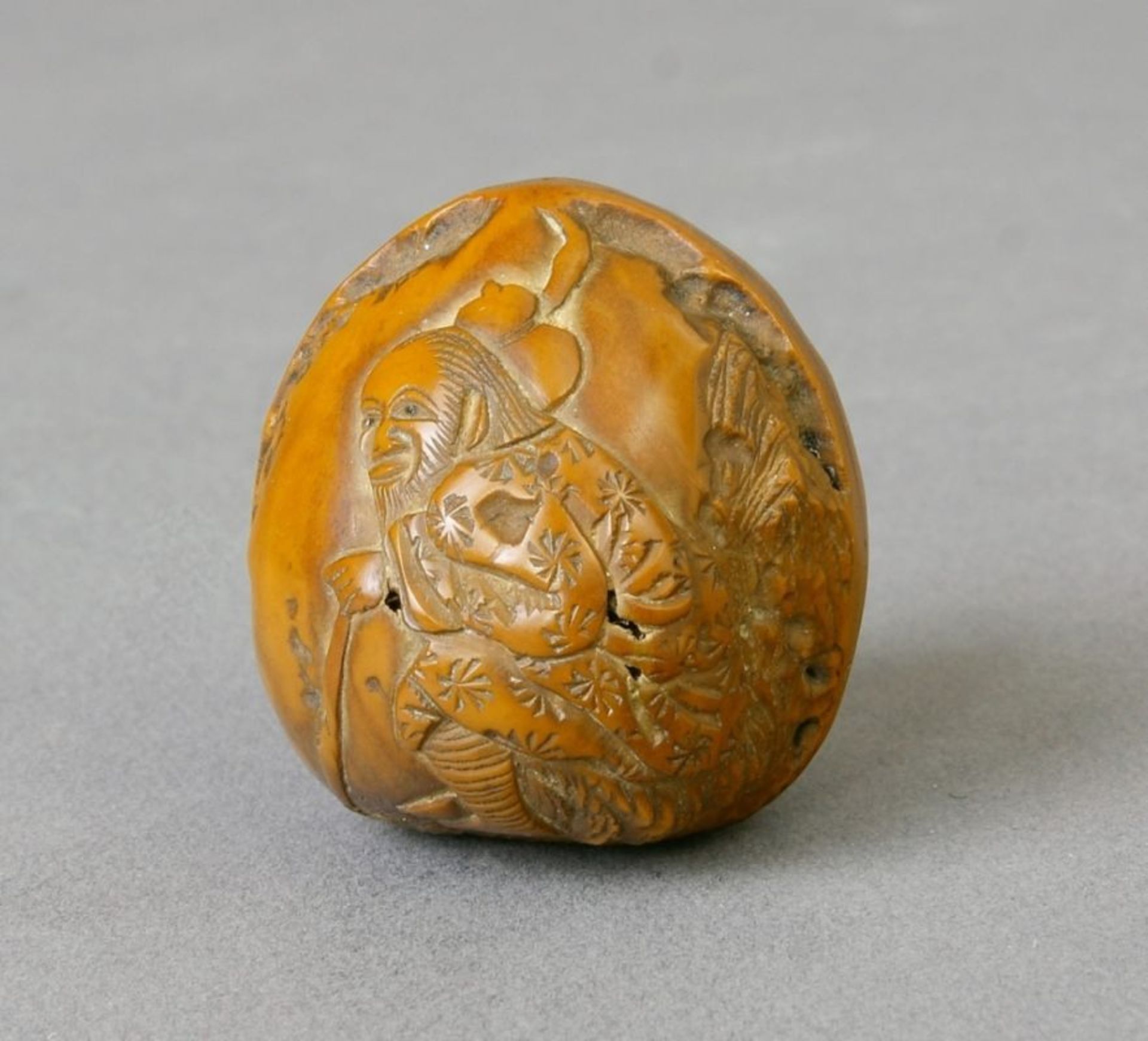 Netsuke, Nuß, lackiert, Japan, 19. Jh.